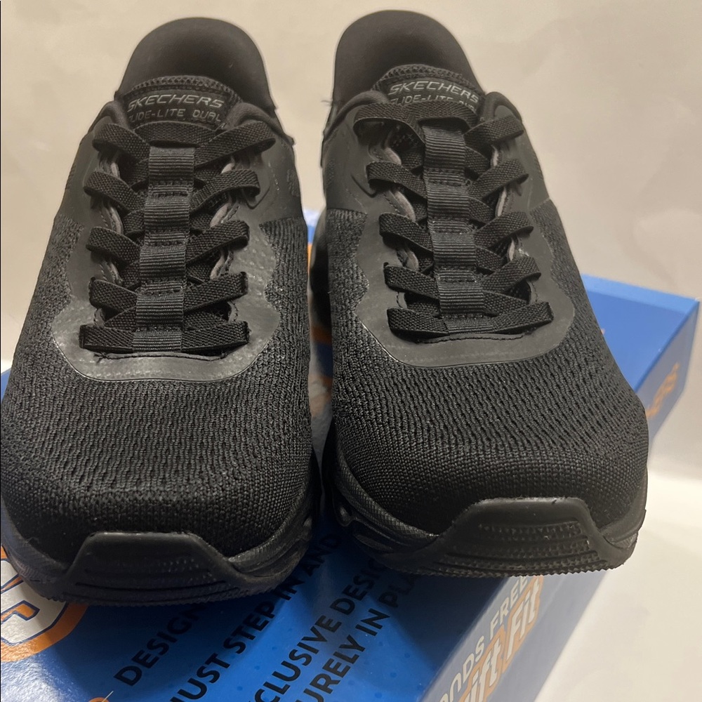 Skechers Men’s Glide Step Black Sneakers Hands Free Swift Size 8 New in box